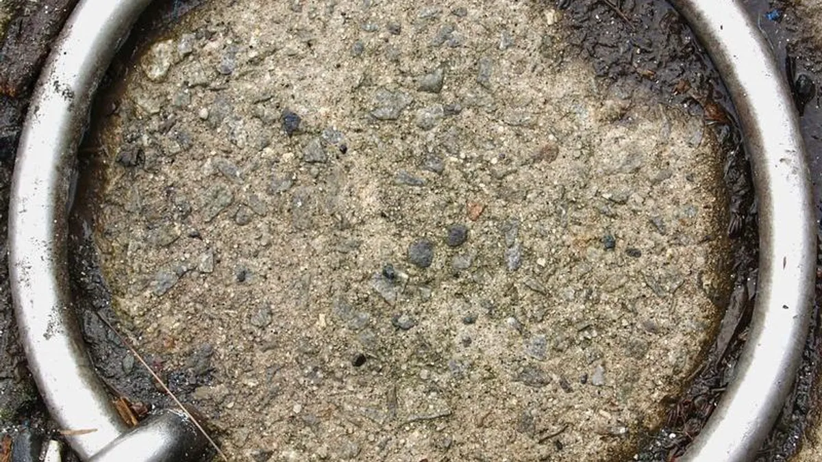 陪伴一个难过的人,可以先少说一点相关心理健康场景